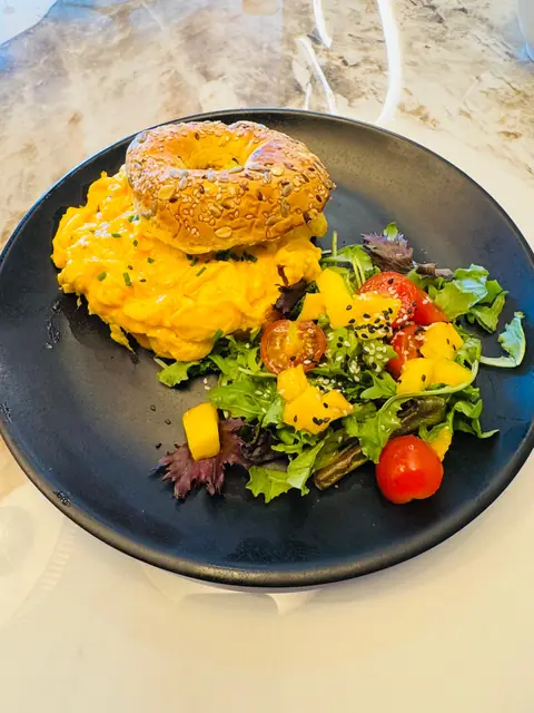 Bagel Ovos e Cheddar